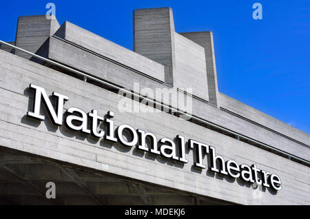 Londra, Inghilterra, Regno Unito. Il Teatro Nazionale (Royal National Theatre) sulla banca del sud (Denys Lasdun: 1976) Foto Stock