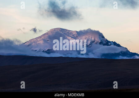 Vulcano Antisana illuminato da una luce fioca al tramonto, Ecuador Foto Stock