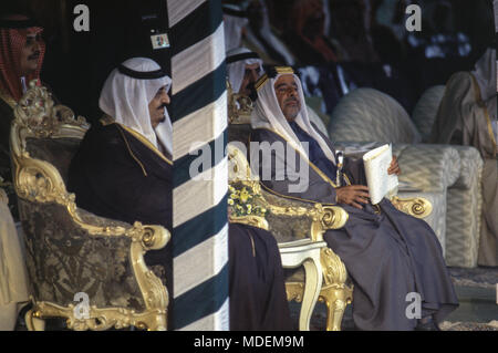 Manama, Bahrain - 26 novembre 1986 - Re Fahd bin Abdulaziz Al Saud e Sua Altezza Reale Shaikh Isa Bin Salman Al Khalifa, dellâ emiro del Bahrein, in occasione della cerimonia di apertura del $800 milioni di causeway collegando il Bahrein e Arabia Saudita, costruito dalla società olandese Ballast Nedam. Foto Stock
