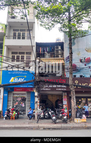 I negozianti e i fornitori al di fuori dei loro negozi nella città di Ho Chi Minh, Vietnam. Foto Stock