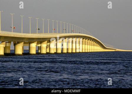 La Causeway King Fahd stretching 25 chilometri che collega la terraferma saudita per l'isola di Stato del Bahrein. Foto Stock