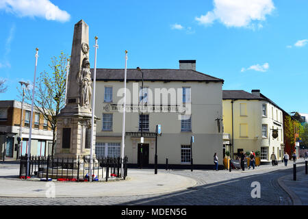 Il Wyndham Arms Hotel in Dunraven luogo Bridgend è un popolare J D pub Wetherspoons/hotel nel centro della città, accanto al monumento ai caduti in guerra. Foto Stock