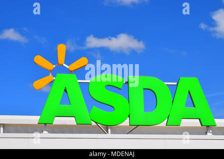 Clean & Clear immagine del supermercato Asda Store segno contro uno sfondo blu del cielo e nubi. (Bridgend Galles del Sud Store) Foto Stock