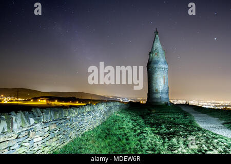 Night Shot di luccio Hartshead cattura il cielo notturno e le stelle sopra il faro in stile vittoriano. La Via Lattea è appena visibile nell'inquadratura. Foto Stock