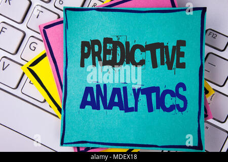 La grafia la scrittura di testo analisi predittiva. Concetto significato metodo per prevedere le prestazioni di analisi statistiche scritto una nota adesiva carta posizionati La Foto Stock