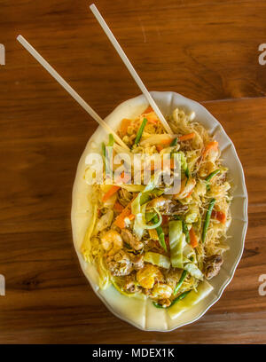 Riso fritto Tagliatelle con gamberetti, pollo e verdure Foto Stock