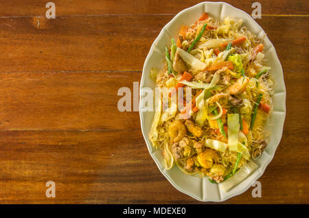 Riso fritto Tagliatelle con gamberetti, pollo e verdure Foto Stock