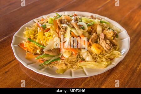 Riso fritto Tagliatelle con gamberetti, pollo e verdure Foto Stock