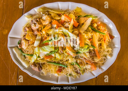 Riso fritto Tagliatelle con gamberetti, pollo e verdure Foto Stock