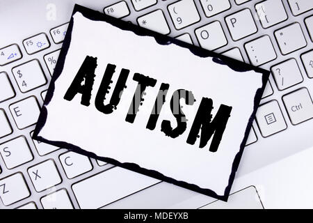 Conceptual la scrittura a mano che mostra l'autismo. Business photo vetrina di sensibilizzazione sull'Autismo condotta dal comitato sociale intorno al globo scritto White appiccicoso Foto Stock