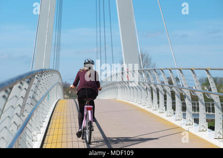 Hereford, Herefordshire - Il moderno Hereford Greenway ponte per pedoni e ciclisti attraversa il fiume Wye che collega la città di Hereford con Rotherwas Foto Stock
