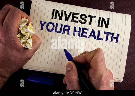 La scrittura della nota mostra investire nella vostra salute. Business photo vetrina per spendere soldi in personal healthcare prove preventive scritto da uomo di Boo per notebook Foto Stock