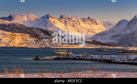 Un pontile sulla riva dell'isola di Sommarøy, Norvegia del nord in inverno Foto Stock