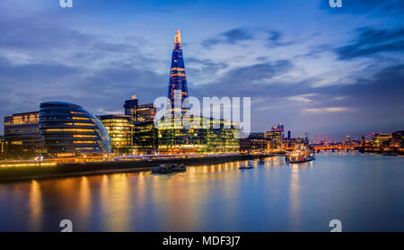 Una vista di Londra sul Tamigi verso la shard e il Municipio di Londra. Foto Stock