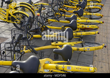 Ofobike dockless biciclette sotto la passerella a Shaoyaoju stazione della metropolitana sulle linee 10 e 13 della metropolitana di Pechino, Cina Foto Stock