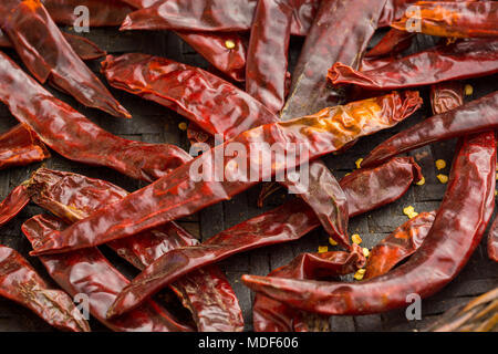 Sole-essiccati peperoni di caienna(a.k.a. sperone di chili pepper o lungo il pepe rosso) Foto Stock