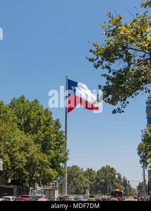 SANTIAGO DE Cile, Cile - 26 gennaio 2018: intenso traffico su Avenida La Alameda, la più importante strada di Santiago de Chile. In background, Foto Stock