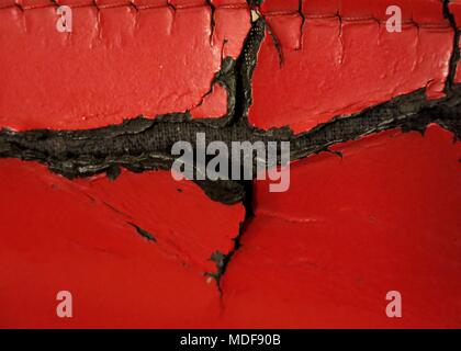 Parte di una sedia di pelle rossa intemperata. Foto Stock