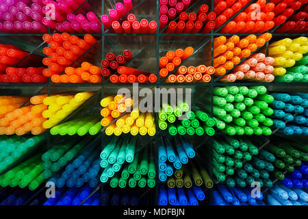 In plastica colorata penne close-up Foto Stock