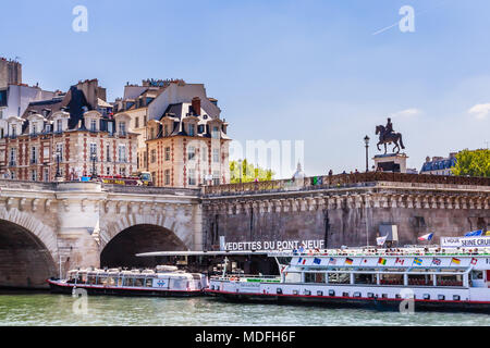 La Vedettes du Pont Neuf tour in barca sul fiume Senna nei pressi di un ponte. Statua equestre di Henri IV. Parigi, Francia Foto Stock