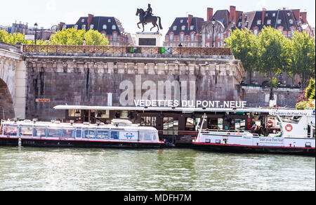 Isola della Città. La Vedettes du Pont Neuf tour in barca sulla Senna Rive. Statua equestre di Henri IV. Parigi, Francia Foto Stock