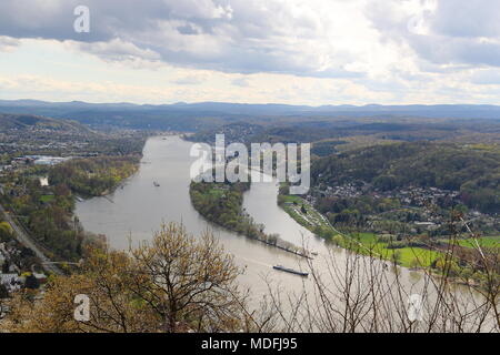 Vista sulla valle del Reno dalla parte superiore del Drachenfels nei pressi di Königswinter, Germania. Visibile al centro dell'isola Nonnenwerth. Foto Stock