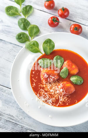 Porzione di zuppa di pomodoro con polpette di carne Foto Stock