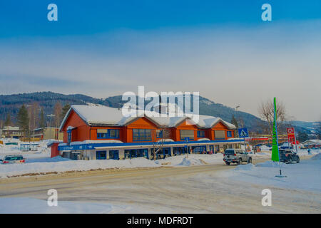 GOL, NORWAR, Aprile 02, 2018: inverno outdoor view di rosso gli edifici in legno si trova nel centro coperte di neve durante un inverno nella città di GOL Foto Stock