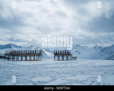 Sedie e tavoli impilati nella neve, Ischgl, Landeck, Tirolo, Austria Foto Stock