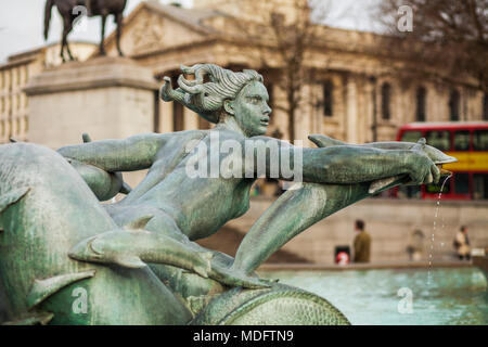 Fontana a Trafalgar Square a Londra, Regno Unito Foto Stock