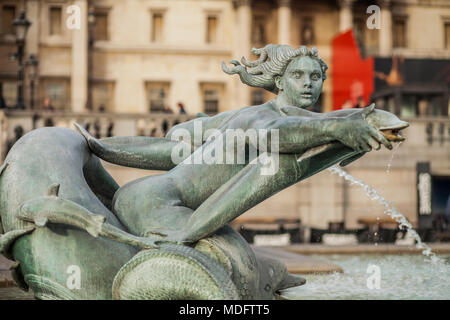 Fontana a Trafalgar Square a Londra, Regno Unito Foto Stock