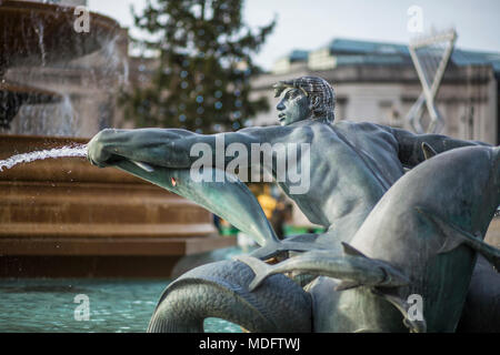 Fontana a Trafalgar Square a Londra, Regno Unito Foto Stock