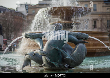 Fontana a Trafalgar Square a Londra, Regno Unito Foto Stock