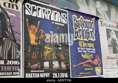 Atene, Grecia - Aprile 9, 2016: muro con poster concerto live hard rock musica di scorpioni e garage punk dal suono di esplosione e Mongrelette Foto Stock