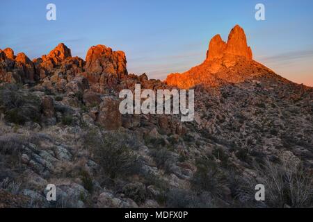 Weavers Needle at Sunrise, Tonto National Forest, Arizona, Stati Uniti Foto Stock