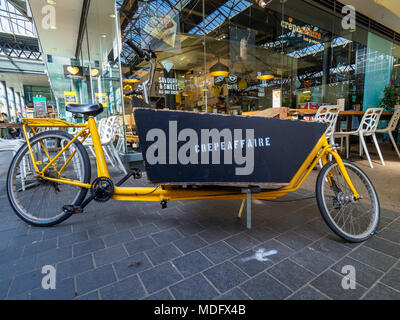 CrepeAffaire - un cargo bike parcheggiata fuori un Crêpeaffaire ristorante nella zona londinese di Spitalfields Market Foto Stock