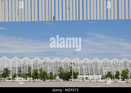 ATHENS, Grecia - 30 agosto 2017: Vista della passerella con tetto ad arco struttura progettata dall'architetto Santiago Calatrava presso lo Stadio Olimpico di Atene Foto Stock