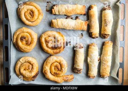 Strifti pita Borek con formaggio e spinaci o porri su un vassoio Foto Stock