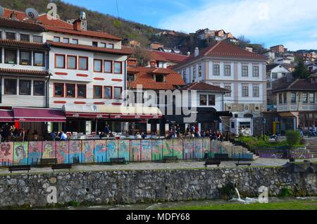 La bellissima città di Prizren nel Kosovo (ex Iugoslavia): il seminario ortodosso (Bogoslovija) Foto Stock