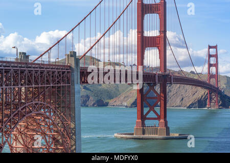 Vista del Golden Gate Bridge da sopra Fort Point guardando verso Marin Headlands. Foto Stock