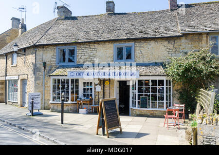 Cotswold antiquariato e sala da tè nel famoso villaggio Costwold di Bourton-on-the-acqua, Gloucestershire in sole primaverile Foto Stock