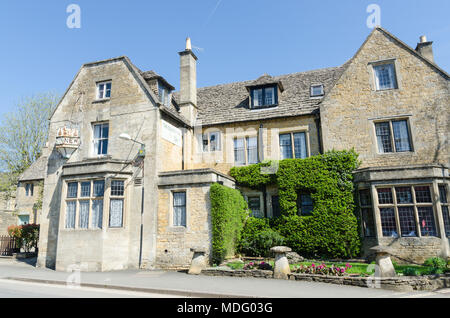 Il vecchio nuovo Inn nel famoso villaggio Costwold di Bourton-on-the-acqua, Gloucestershire in sole primaverile Foto Stock