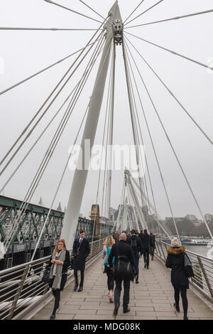 Pendolari camminare sul Westminster Bridge a waterloo a Londra centrale sul loro modo di lavorare. il pendolarismo attraverso il fiume Tamigi sul noioso nuvoloso giorno Foto Stock