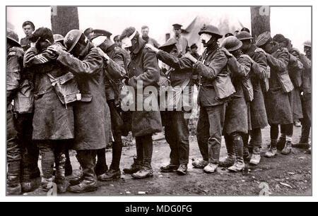 WW1 gas di attacco chimico British 55th (West Lancashire) Divisione truppe accecato dalla tedesca gas lacrimogeni, attendono un trattamento in medicazioni avanzate vicino stazione Bethune durante la Battaglia di Estaires. Il 10 aprile 1918, parte dell'offensiva tedesca nelle Fiandre. La seconda guerra mondiale 1 Foto Stock