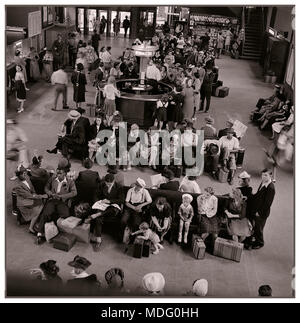 50's Greyhound Bus Terminal in sala d'attesa anni cinquanta degli anni sessanta Pittsburgh Pennsylvania USA B&W monocromatica immagine dai toni Foto Stock