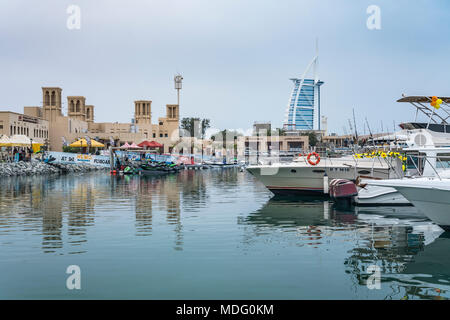 Un mercato souk e marina vicino a Kite Beach, Dubai, UAE, Medio Oriente. Foto Stock