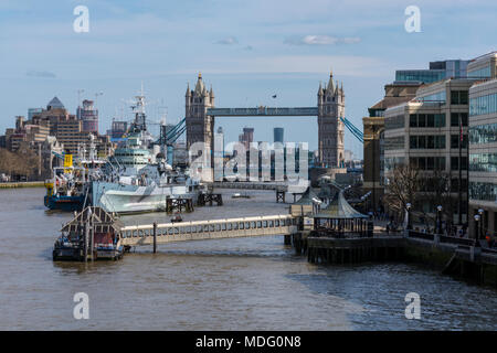 Il London city skyline Tower bridge con HMS Belfast in primo piano e gli uffici delle banche a canary wharf al di là della distanza. capitale. Foto Stock
