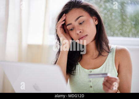 La ragazza lo shopping online utilizzando la sua carta di credito Foto Stock