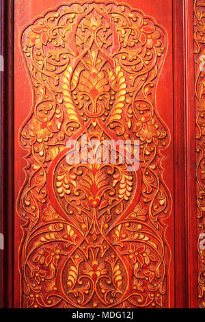 Oriental motivi scolpiti sulle splendide porte, costruzione, design e stile Foto Stock