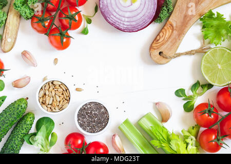 Vista superiore della verdura fresca su sfondo bianco. Sana e cibo organico telaio. Lay piatto. Foto Stock